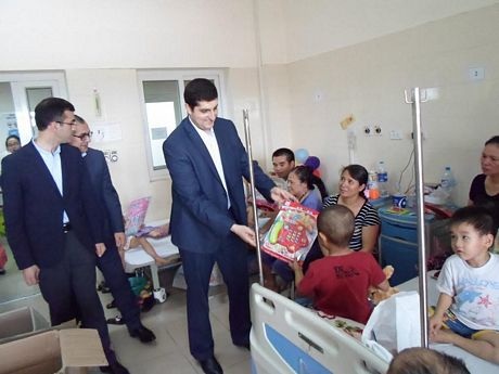 Tổng cộng 100 món quà đã được phát cho các bệnh nhi trong độ tuổi từ 1-16.