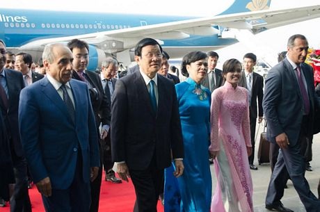 Các quan chức cấp cao Azerbaijan đón Chủ tịch nước Trương Tấn Sang và phu nhân tại sân bay (Ảnh: