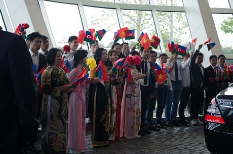 Các sinh viên Việt Nam vẫy cờ hoa trong lễ đón Chủ tịch nước (Ảnh: