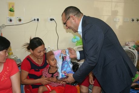 Tổng cộng 100 món quà đã được phát cho các bệnh nhi trong độ tuổi từ 1-16.