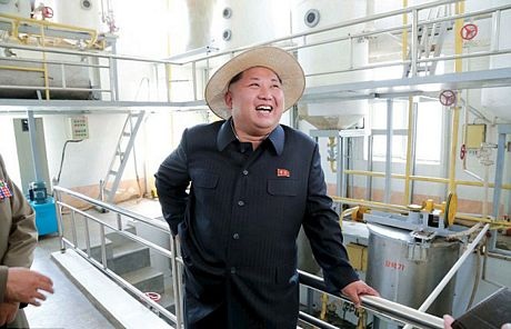 Ông Kim phanh áo ngoài, để lộ bụng khá lớn, trong chuyến thăm nông trại.