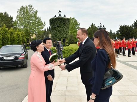Tổng thống Azerbaijan Ilham Aliev tặng hoa cho bà Mai Thị Hạnh (Ảnh: