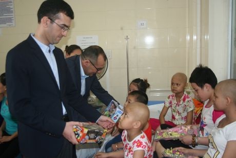 Các bệnh nhi nhận quà từ cán bộ Đại sứ quán Azerbaijan.