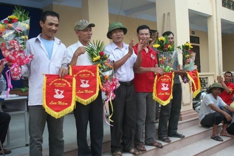 Ban tổ chức trao phần thưởng cho các đội chơi.