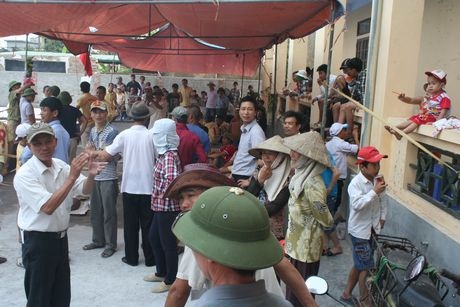 Hội thi pháo thu hút đông đảo người dân địa phương tới xem.