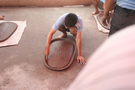 Một pháo thủ nắn nót nặn pháo trước khi gieo.