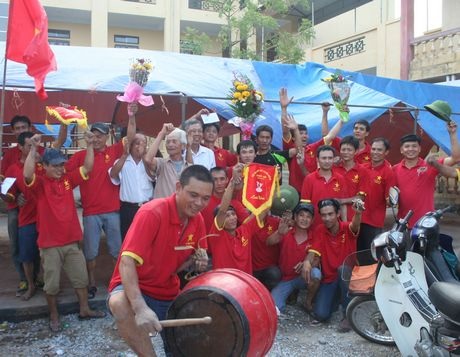 Du khách Nhật thích thú xem thi pháo đất - 17 Niềm vui của đội giành chiến thắng chung cuộc.