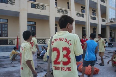 Mitsuo vui vẻ mặc áo của một đội thi pháo đất và cổ vũ cho các pháo thủ.