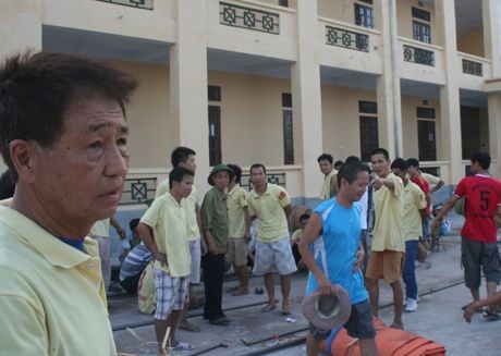 Du khách Nhật thích thú xem thi pháo đất - 1 Ông Inoue Mitsuo (trái) tới xem hội thi pháo đất.
