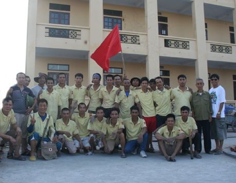 Du khách Nhật thích thú xem thi pháo đất - 18 Du khách Nhật Inoue Mitsuo chụp ảnh với một đội chơi.