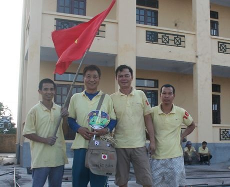Du khách Nhật thích thú xem thi pháo đất - 3 Mitsuo vui vẻ mặc áo của một đội thi pháo đất và cổ vũ cho các pháo thủ.