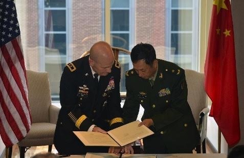 Mỹ và Trung Quốc nhất trí về cơ chế đối thoại quân đội - 1 Đại diện quân đội Mỹ và Trung Quốc ký văn kiện khung (Ảnh: