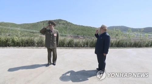 Ông Pak (trái chào nhà lãnh đạo Triều Tiên Kim Jong-un trong một chuyến thị sát (Ảnh: