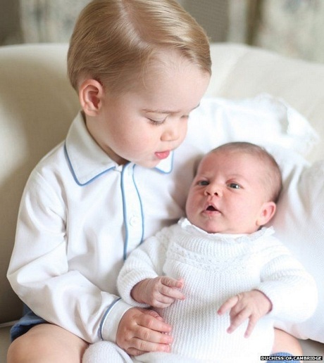 Hoàng gia Anh công bố ảnh Hoàng tử nhí George tình cảm bế em gái
