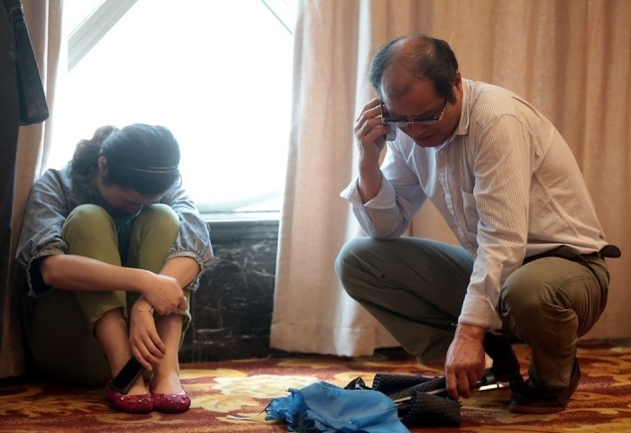 Cứu hộ Trung Quốc làm việc xuyên đêm tìm người sống sót, hi vọng tắt dần - 3 Người thân các hành khách chờ đợi trong lo âu (Ảnh: