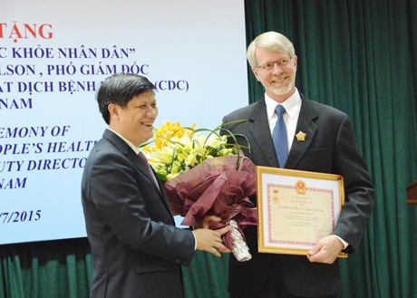 Cán bộ ngoại giao Hoa Kỳ được Bộ Y tế Việt Nam vinh danh - 1 Thứ trưởng Bộ Y tế Nguyễn Thanh Long trao tặng Kỷ niệm chương cho ông David Nelson. (Ảnh: