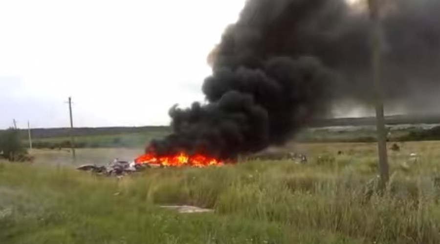 Video mới về vụ rơi máy bay MH17: “Các thi thể nằm khắp nơi” - 1 Hình ảnh từ hiện trường ngay sau khi MH17 bị rơi (Ảnh: Youtube)