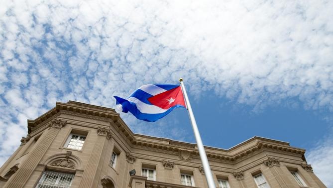 Quốc kỳ Cuba tung bay trong lễ thượng cờ tại Washington - 1 Quốc kỳ Cuba tung bay tại Đại sứ quán Cuba ở Washington (Ảnh: AP)