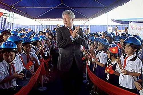 20 năm quan hệ Việt-Mỹ: Dấu ấn một chặng đường - 2 Tổng thống Bill Clinton đã trở thành Tổng thống Mỹ đầu tiên tới thăm Việt Nam vào năm 2010 (Ảnh: