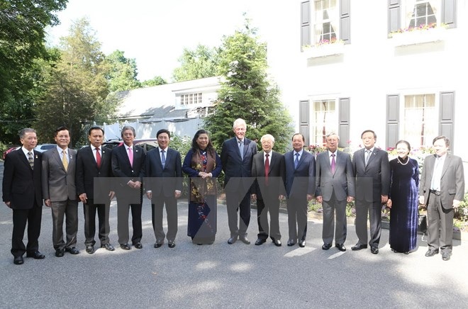 Tổng Bí thư thăm gia đình cựu Tổng thống Hoa Kỳ Bill Clinton - 2 Tổng Bí thư thăm gia đình cựu Tổng thống Hoa Kỳ Bill Clinton