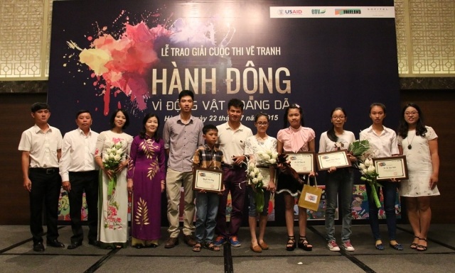 Cộng đồng chung tay “hành động vì động vật hoang dã” thông qua vẽ tranh - 1 Các thí sinh và đại diện trường đạt giải cuộc thi chụp ảnh lưu niệm cùng các đại biểu (Ảnh: ENV)