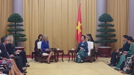 Phó Chủ tịch nước Nguyễn Thị Doan tiếp thân mật bà Jill Biden tại Phủ Chủ tịch.