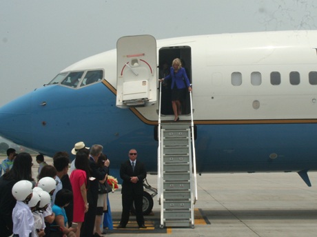 Bà Jill Biden bước xuống từ chuyến cơ.