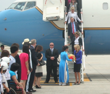 Đệ nhị phu nhân Mỹ nhận bó hoa chào mừng khi tới sân bay Nội Bài.