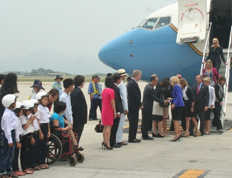 Đệ nhị phu nhân Mỹ được chào đón tại sân bay.