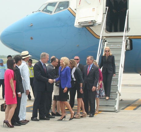 Bà Jill Biden bắt tay Đại sứ Mỹ tại Việt Nam Tedd Osius.