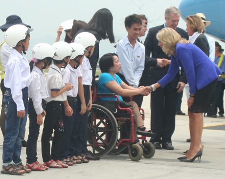 Đệ nhị phu nhân Mỹ bắt tay một phụ nữ khuyết tật ra đón bà ở sân bay.