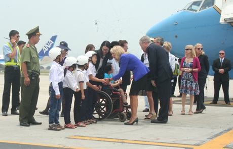 Bà Jill Biden bắt tay, trò chuyện với các em nhỏ Việt Nam.