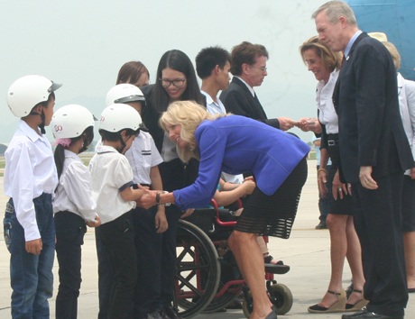 Bà Jill Biden bắt tay, trò chuyện với các em nhỏ Việt Nam.