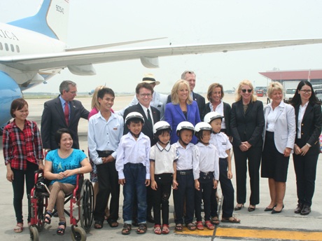 Đệ nhị phu nhân Jil Biden chụp ảnh cùng các bạn em nhỏ Việt Nam.