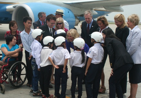 Đệ nhị phu nhân Jil Biden chụp ảnh cùng các bạn em nhỏ Việt Nam.