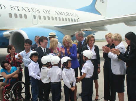 Đệ nhị phu nhân Jil Biden chụp ảnh cùng các bạn em nhỏ Việt Nam.