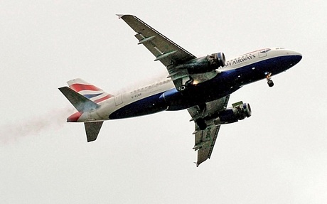 Ảnh chụp cho thấy máy bay chở khách của British Airways bị cháy động cơ bên phải
