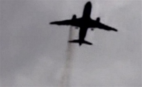 Khói bốc ra từ máy bay sau khi động cơ bắt lửa