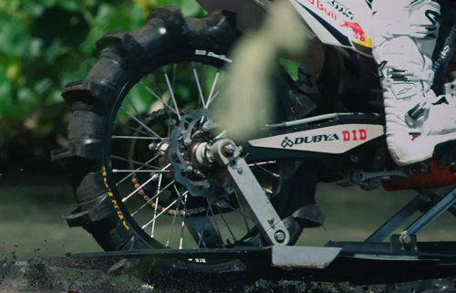 Robbie Madison lướt sóng bằng mô-tô tự chế - 2