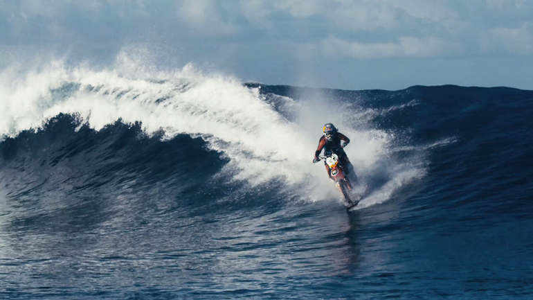 Robbie Madison lướt sóng bằng mô-tô tự chế - 1