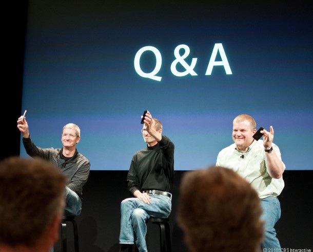 CEO Tim Cook lý giải vì sao tai nghe AirPods không dễ rơi như nhiều người lo ngại - 2 Steve Jobs và Tim Cook cùng có mặt trong một sự kiện Q/A của Apple từ năm 2010