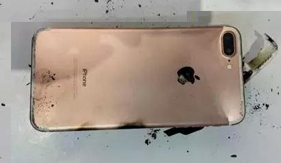 
Hình ảnh ghi nhận chiếc iPhone 7 Plus phát nổ sau khi đánh rơi
