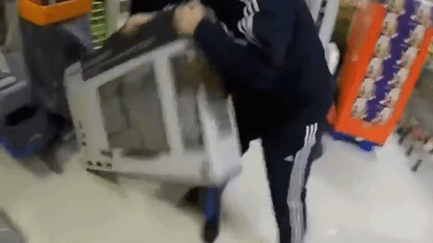 Black Friday là ngày gì và tại sao người ta "phát cuồng" vì Black Friday? - 4 Người ta sẵn sàng tranh giành, đấu đá, thậm chí là ... cướp lại món đồ mà mình yêu thích từ tay người khác
