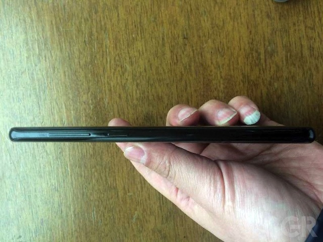 Ảnh chi tiết mọi góc cạnh của Samsung Galaxy S8 mới được hé lộ - 3 Galaxy S8 và S8 Edge sở hữu chung ngôn ngữ thiết kế của bộ đôi S7/S7 Edge vốn đã quá thành công trong năm 2016, nhưng được làm bo tròn hơn, viền sau cong hơn giúp ôm tay người dùng và hoàn toàn không bị cấn. Dù có kích thước màn hình lớn, nhưng do sử dụng tỷ lệ 18:9 và thu hẹp đáng kể viền ở cạnh bên, nên Galaxy S8/S8 Edge khá thon gọn, vừa tay người dùng.