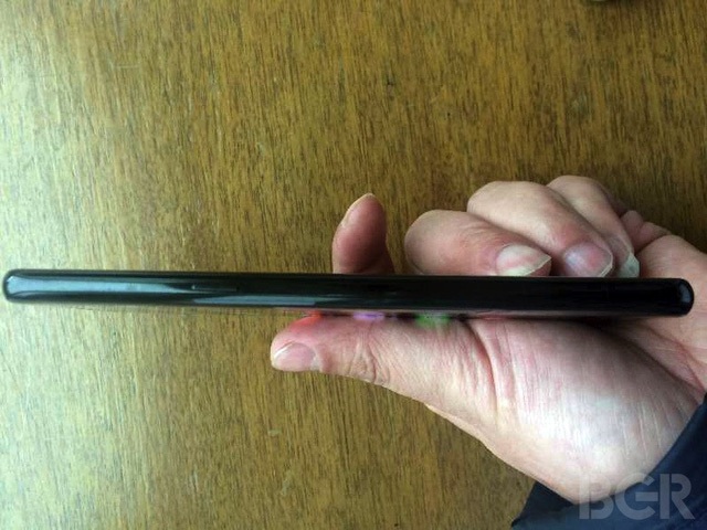 Ảnh chi tiết mọi góc cạnh của Samsung Galaxy S8 mới được hé lộ - 4 Samsung Galaxy S8 sẽ được trang bị con chip xử lý mới của Qualcomm là Snapdragon 835 giống như LG G6, đồng thời đi kèm 4GB RAM, 64GB bộ nhớ trong và hỗ trợ microSDXC lên tới 2TB.