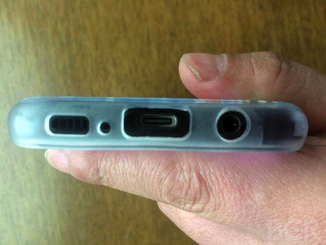 Ảnh chi tiết mọi góc cạnh của Samsung Galaxy S8 mới được hé lộ - 6 Camera trước của S8/S8+ sẽ có độ phân giải 8MP và nằm kế bên cảm biến quét mống mắt giống như trên Galaxy Note7. Các nút cứng như nguồn, tăng giảm âm lượng,.. vẫn nằm tại vị trí cũ. Đáng chú ý, máy sẽ có cổng USB-Type C và jack cắm tai nghe 3.5mm chứ không loại bỏ đi để ăn theo Apple.