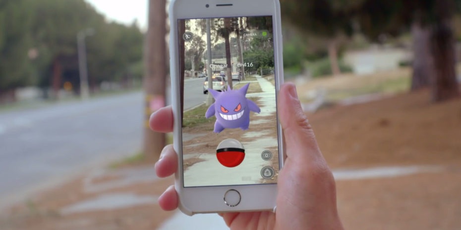 Apple úp mở về công nghệ AR, liệu sẽ xuất hiện trên iPhone 8? - 2 Sự thành công của tựa game Pokemon GO là một minh chứng hùng hồn cho tiềm năng của công nghệ tăng cường thực tế ảo AR.