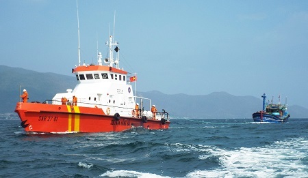 Lai dắt tàu cá Bình Định vào vùng nước Vinh Nha Trang