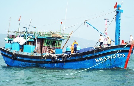 Tàu cá Bình Định neo đậu an tòan ở bên ngoài cảng Nha Trang
