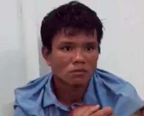 Kẻ ngáo đá cầm dao, xông vào nhà định khống chế 2 mẹ con (Ảnh: X.C.)